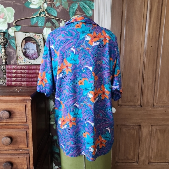 Vintage Vibrant Floral Button Up Top - Picture 7 of 11